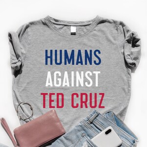 Camisa Humans Against Ted Cruz • Camiseta Anti Ted Cruz • Colores de la bandera de EE. UU. • Camiseta con eslogan político • Camisa de votación • Regalos de tendencia hilarantes