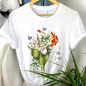 Camisa de flores silvestres • Lirio rojo anaranjado salvaje, campanilla y zapatilla de dama llamativa • Ramo de flores vintage • Camiseta botánica estilo boho Cottagecore