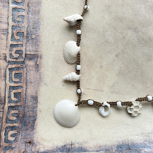 手作りマクラメネックレス：茶色のコードに白い貝殻