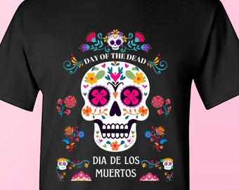 Op de afbeelding: Zwart T-shirt met een wit suiker schedel ontwerp. De schedel is versierd met kleurrijke bloemen en de tekst "Day of the Dead" en "Dia de los Muertos".