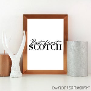 Wydrukowana sztuka „But First Scotch” Wydruk cyfrowy, Dekoracja biura, Minimalistyczny plakat, Wydruk typograficzny, Sztuka ścienna, Wydruk czarno-biały, BlahBlahInc
