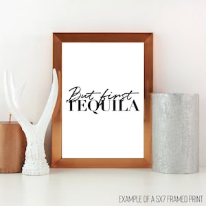 Wydrukowana sztuka „But First Tequila” Wydruk cyfrowy, Dekoracja biura, Minimalistyczny plakat, Wydruk typograficzny, Sztuka ścienna, Wydruk czarno-biały, BlahBlahInc