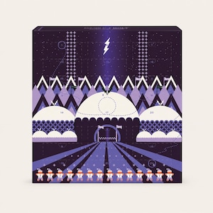 Pode incluir: Uma caixa de calendário do calendário do advento quadrada em tons de roxo e branco com uma ilustração gráfica de uma paisagem montanhosa, uma estrutura de cúpula central, um ícone de raio e uma fila de pequenas figuras de pão de mel com gorros.