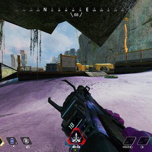Op de afbeelding: Een first-person view van een videogame, waarin een speler een paars en zwart geweer met een digitaal display vasthoudt. De speler bevindt zich in een besneeuwde, bergachtige omgeving met gebouwen in de verte. De gametimer toont 89:52. De game-interface toont 3 resterende squads en 71.015 punten.