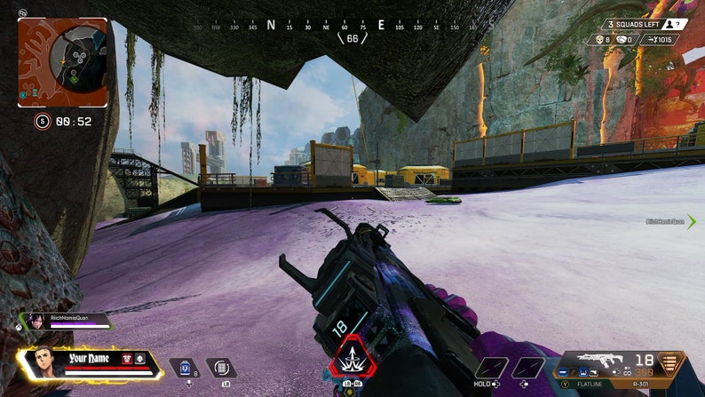 Op de afbeelding: Een first-person view van een videogame, waarin een speler een paars en zwart geweer met een digitaal display vasthoudt. De speler bevindt zich in een besneeuwde, bergachtige omgeving met gebouwen in de verte. De gametimer toont 89:52. De game-interface toont 3 resterende squads en 71.015 punten.