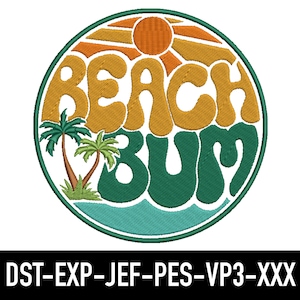 Pode incluir: Um desenho de bordado circular com um esquema de cores verde, amarelo e laranja. O desenho apresenta as palavras "Beach Bum" em uma fonte retrô, palmeiras e um pôr do sol estilizado.