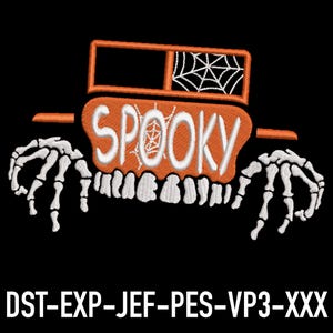 Puede incluir: Diseño bordado en naranja y blanco de un coche espeluznante con una telaraña en el parabrisas y manos de esqueleto. El coche dice "Spooky" en el lateral.
