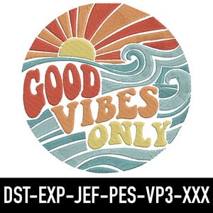 Puede incluir: Un diseño de bordado circular con una puesta de sol, olas y el texto "GOOD VIBES ONLY" en una fuente retro. Los colores son naranja, amarillo, azul y verde.