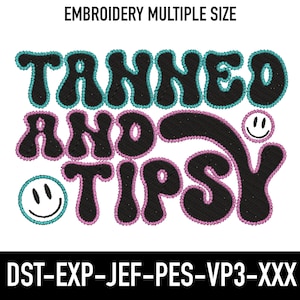 Może przedstawiać: Wzór haftowany z tekstem "TANNED AND TIPSY" w retro czcionce z różowymi i niebieskimi konturami. Wzór zawiera dwie uśmiechnięte buźki. Wzór jest dostępny w różnych rozmiarach i formatach: DST, EXP, JEF, PES, VP3 i XXX.
