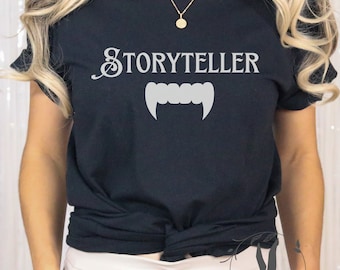 Camiseta de manga curta do vampiro do contador de histórias | Presente para escritores | autor camiseta | Camiseta do escritor | Presente do autor | Escrita de fantasia | Presente de escritor