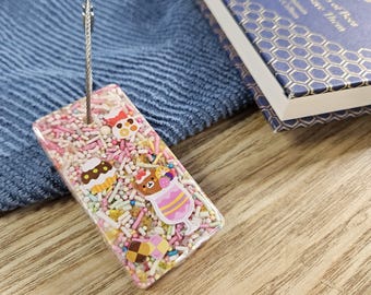 Keyring with steel wire; Multicolour sprinkles in resin keychain with candy details