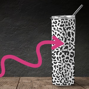 Puede incluir: Un vaso de acero inoxidable con un diseño de estampado de leopardo en blanco y negro. El vaso tiene una tapa y una pajita.