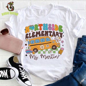Personalisierte steigen in den Schulbus gebunden für Glück und Wissen Lehrer T-Shirt, Busfahrer Geschenk