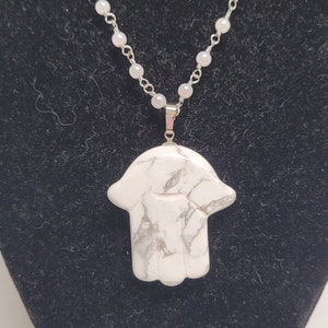 Collier hamsa en howlite et perles synthétiques