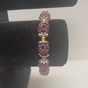 Ladies grape and gold bead stretch bracelet