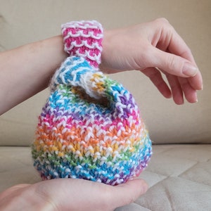 Breipatroon knooptas: gebreide polstas, zakje voor dobbelstenen (aran/kamgaren)