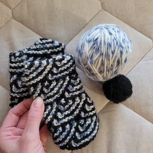 Wrist Warmer Knitting Pattern, Easy Knitting Pattern, Beginner Knitting Pattern, "Loru", Designed for Aran / Worsted Weight Yarn