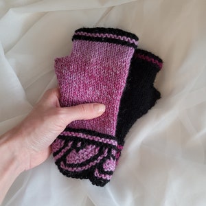 Wrist Warmer Knitting Pattern &quot;Loitsu&quot;, Fingerless Mitts, Gloves Designed for Aran / Worsted Weight Yarn