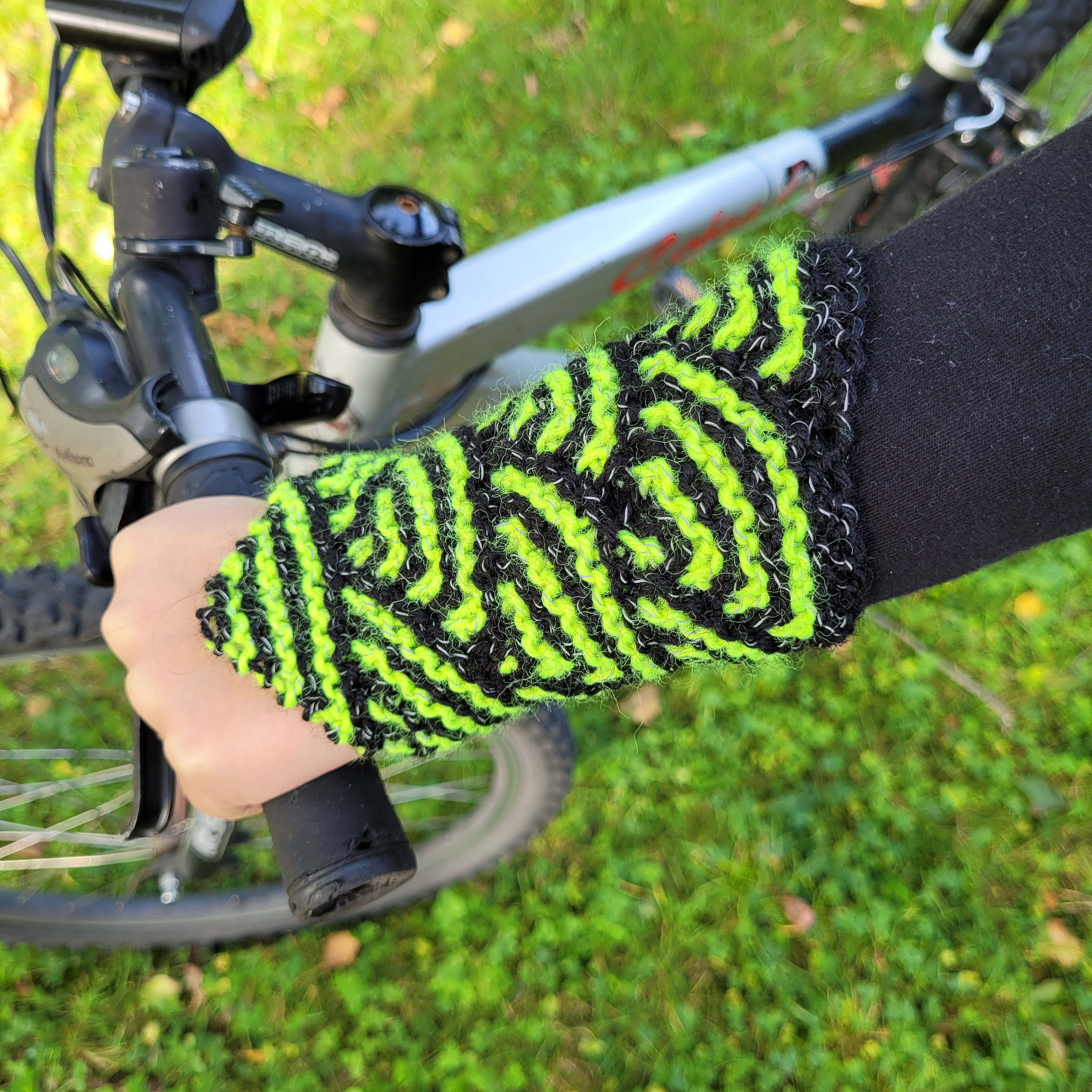 Wrist Warmer Knitting Pattern, Easy Knitting Pattern, Beginner Knitting Pattern, loru, Designed