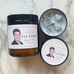 VORBESTELLUNG Riecht nach Zac Efron Vegan Candles | Pop Kultur Geschenke | Promi-Kerzen | Geburtstag Geschenkideen | Lustiges Neuheit Geschenk