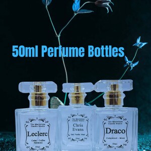 Puede incluir: Tres frascos de perfume de vidrio transparente con tapas doradas y etiquetas. Los frascos est&aacute;n etiquetados como "Leclerc", "Chris Evans" y "Draco". Cada frasco contiene 50 ml de perfume.