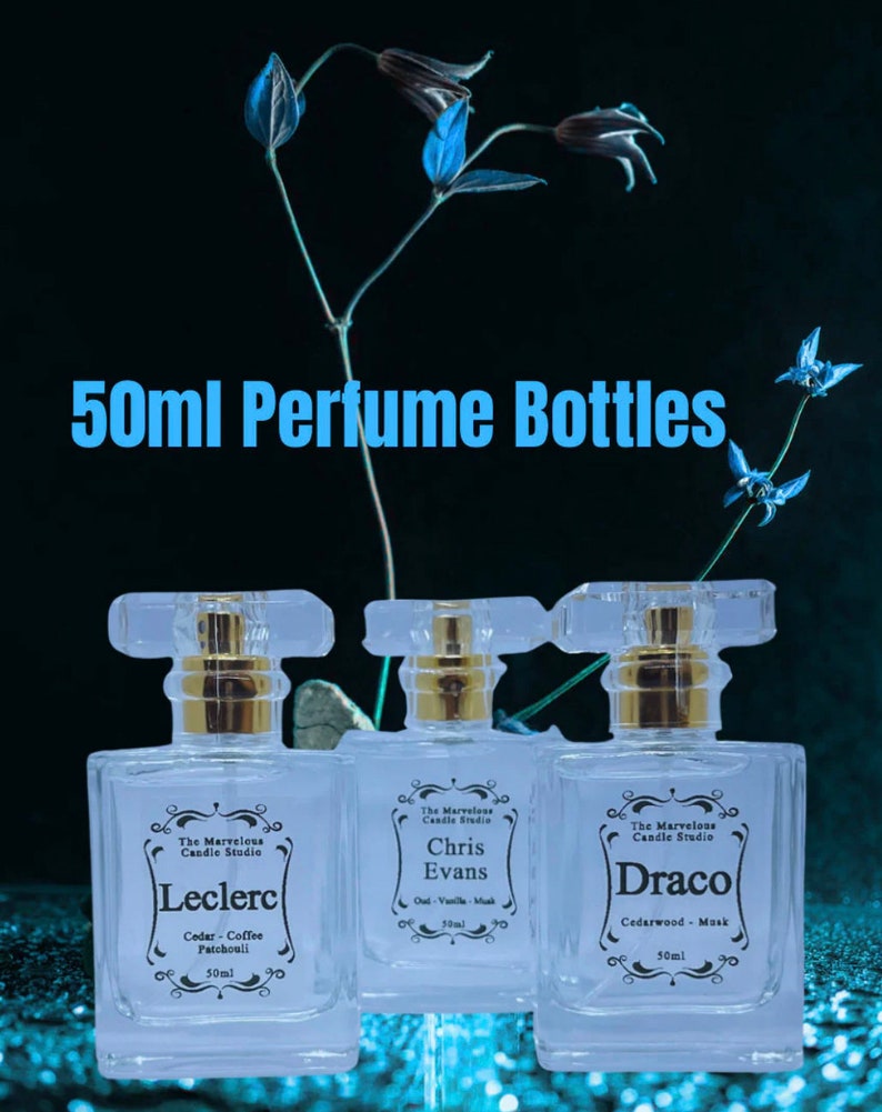 Puede incluir: Tres frascos de perfume de vidrio transparente con tapas doradas y etiquetas. Los frascos est&aacute;n etiquetados como "Leclerc", "Chris Evans" y "Draco". Cada frasco contiene 50 ml de perfume.