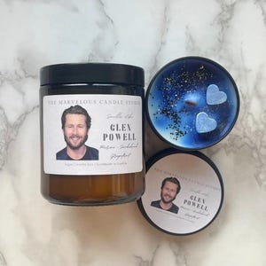 VORBESTELLUNG Riecht nach Glen Powell Vegan Candles | Pop Kultur Geschenke | Promi-Kerzen | Geburtstag Geschenkideen | Lustiges Neuheit Geschenk