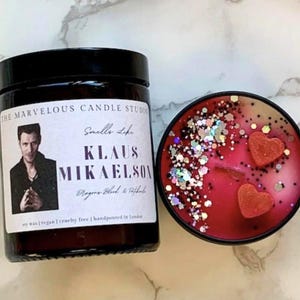 Ruikt naar Klaus Mikaelson-kaarsen | Originele cadeau-ideeën vampierverjaardag | Mikaelson fandomcadeau | Team Klaus