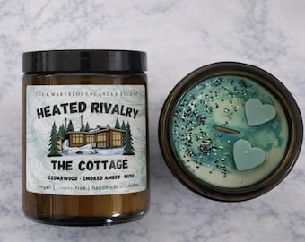 La bougie Cottage | Inspiré de la rivalité passionnée | Cadeau romantique de hockey | Bois de cèdre Ambre Musc | Bougie Booktok Enemies to Lovers