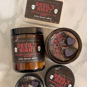 Puede incluir: Una variedad de velas perfumadas y ceras fundidas de The Marvelous Candle Studio. Los productos presentan el texto "Devil's Night" y "The Night Belongs to the Wicked". Las velas son oscuras con chispas y corazones de cera.