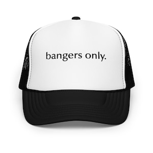 Op de afbeelding: Een zwart-witte truckercap met een zwart mesh-achterpaneel. De voorkant van de cap heeft de tekst "bangers only." in zwart gedrukt.