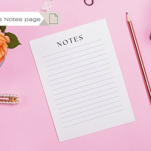 Może przedstawiać: Biały notes w linie z napisem "NOTES" wydrukowanym czarnym kolorem u g&oacute;ry. Notes leży na r&oacute;żowym tle z r&oacute;żą, spinką do włos&oacute;w, oł&oacute;wkiem i filiżanką kawy.