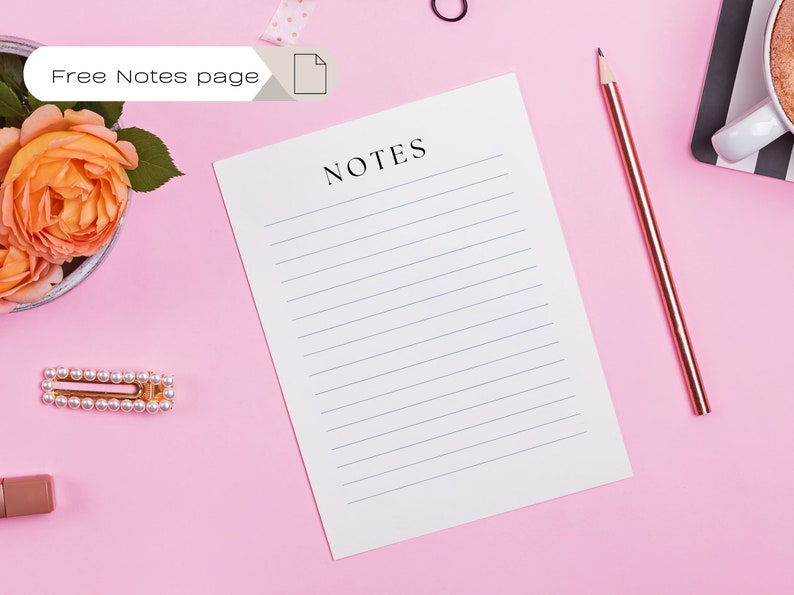 Może przedstawiać: Biały notes w linie z napisem "NOTES" wydrukowanym czarnym kolorem u g&oacute;ry. Notes leży na r&oacute;żowym tle z r&oacute;żą, spinką do włos&oacute;w, oł&oacute;wkiem i filiżanką kawy.