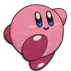 Può includere: Toppa ricamata raffigurante un personaggio rosa e rotondo con grandi occhi blu, guance rosee e un piccolo sorriso. Il personaggio ha grandi piedi e braccia color amaranto. La toppa è bordata di nero e ha un aspetto strutturato e cucito.