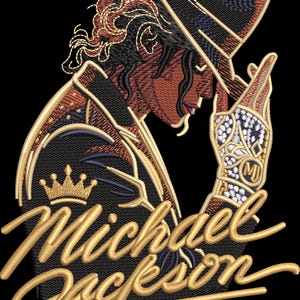 Può includere: Una toppa ricamata che mostra il profilo laterale di Michael Jackson con un cappello fedora e un guanto di paillettes. Il design include un'icona a corona dorata e il nome Michael Jackson in corsivo dorato su uno sfondo nero solido.