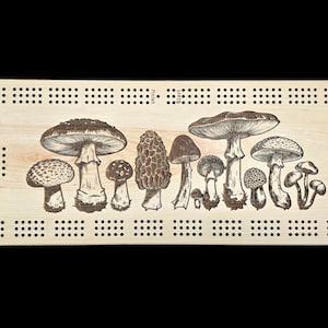 Peut inclure: Un jeu de cribbage en bois avec une illustration gravée au laser de différents champignons. Le tableau est en bois clair et comporte des trous pour les chevilles. Le mot "Skunk" est gravé sur le côté. Un jeu de société unique.