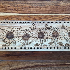 Tournesols et papillons, planche de cribbage à 2 pistes - Gravure au laser.  Livré avec des piquets en bois standard ou personnalisés.