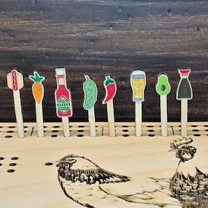 Lebensmittel & Getränke geformte Cribbage Brettstifte. Laser graviert, handbemalt und geschliffen.