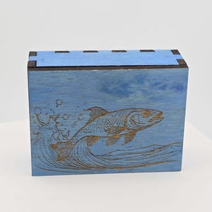 Boîte de cartes à jouer Poisson sautant hors de l'eau disponible en plusieurs tailles. Peut également être utilisé pour conserver des sakés dans une boîte unique en son genre.