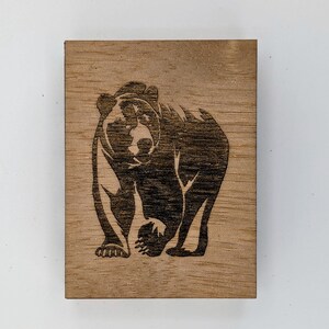 Boîte de cartes à jouer ours disponible en plusieurs tailles. Peut également être utilisé pour ranger des trésors et garder des sakés dans une boîte personnalisée unique en son genre.