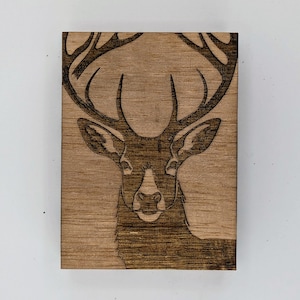 Boîte de cartes à jouer cerf disponible en plusieurs tailles. Peut également être utilisé pour ranger des trésors et garder des sakés dans une boîte personnalisée unique en son genre.