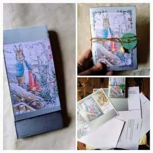 Może przedstawiać: Ręcznie robiony notatnik z ilustracją vintage Piotrusia Królika. Notatnik jest oprawiony sznurkiem i ma zielone zapięcie na guzik. Widoczne są również inne artykuły papiernicze.