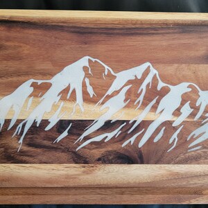 Cutting board with juice groove