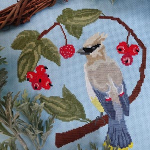 Cedar Pestvogel in een kornoeljeboom PDF kruissteekpatroon