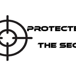Può includere: Grafica in bianco e nero con un simbolo di bersaglio, una croce e il testo "PROTECTED BY THE GOOD LORD & THE SECOND AMENDMENT".