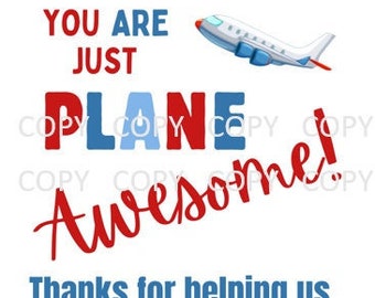 Op de afbeelding: Een printbaar bord in de kleuren rood, wit en blauw. Het bevat een cartoon vliegtuig en de tekst "You are just plane awesome! Thanks for helping us soar to success!"