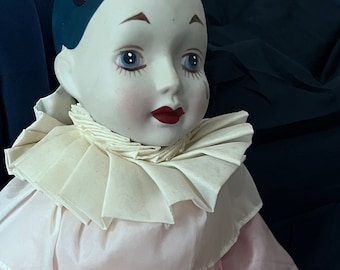 Porcelanowa lalka pierrot