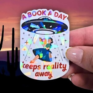 Pegatina para amantes de los libros - Escena de lectura vintage Un libro al día aleja la realidad - Tema OVNI, regalo de lectura, escapada acogedora imagen 2