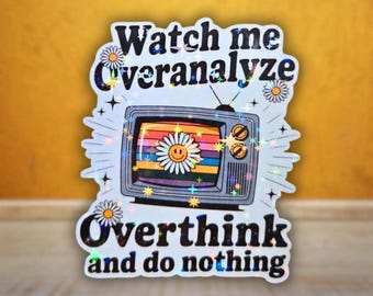 Mírame sobreanalizarme, sobrepensar y no hacer nada. Pegatina holográfica: Arcoíris de televisión retro, humor divertido sobre TDAH / introvertido emocional.