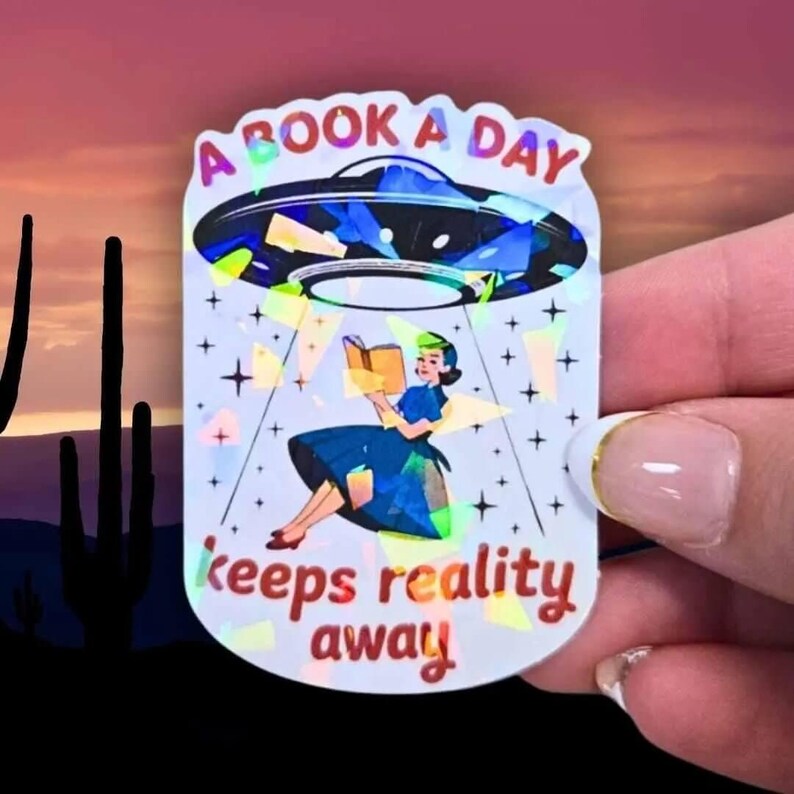 Pegatina para amantes de los libros - Escena de lectura vintage Un libro al día aleja la realidad - Tema OVNI, regalo de lectura, escapada acogedora imagen 4